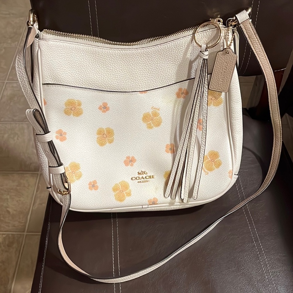 🌸 EUC Authentic Coach crossbody bag in pretty flower pattern